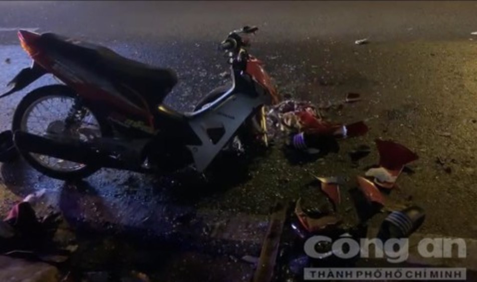 Xe máy gãy đôi sau khi tông biến dạng đuôi ô tô, 2 học sinh trọng thương-2