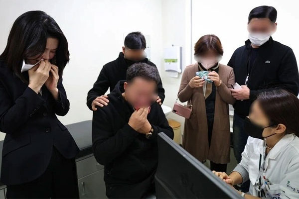 Hãng tin gây phẫn nộ vì công khai toàn bộ tên, tuổi nạn nhân Itaewon-3