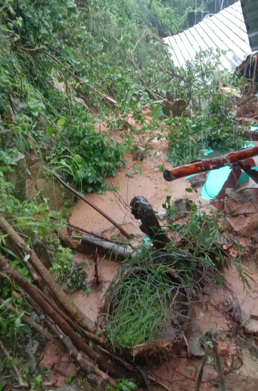 Sạt lở vùi lấp 2 mẹ con ở Phú Yên-1