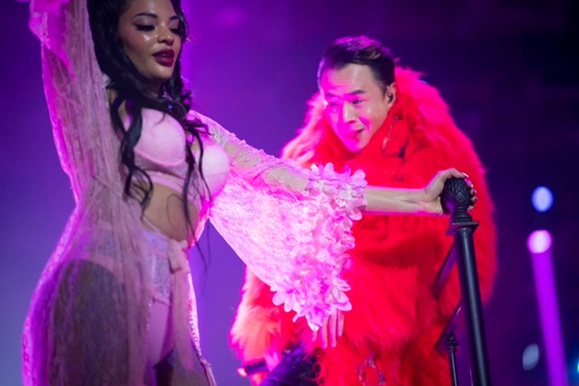 Binz đổ bia lên ngực nữ vũ công nhưng đêm nhạc không kiểm soát độ tuổi-3