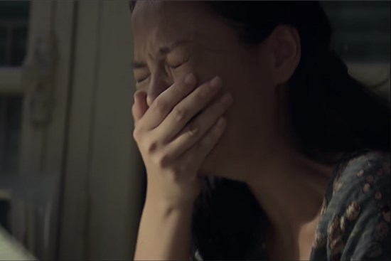 Gửi con ở nhà với bác giúp việc để đi chợ, lúc về tôi nhận được sợi dây chuyền và phong bì với nội dung gây sốc