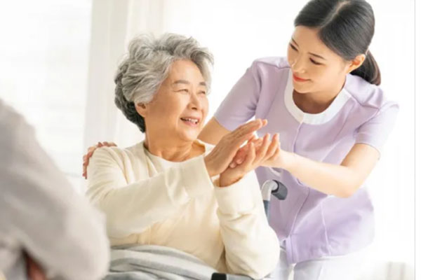 Các con sống thờ ơ với mẹ, bà chủ để lại tài sản cho người giúp việc-1