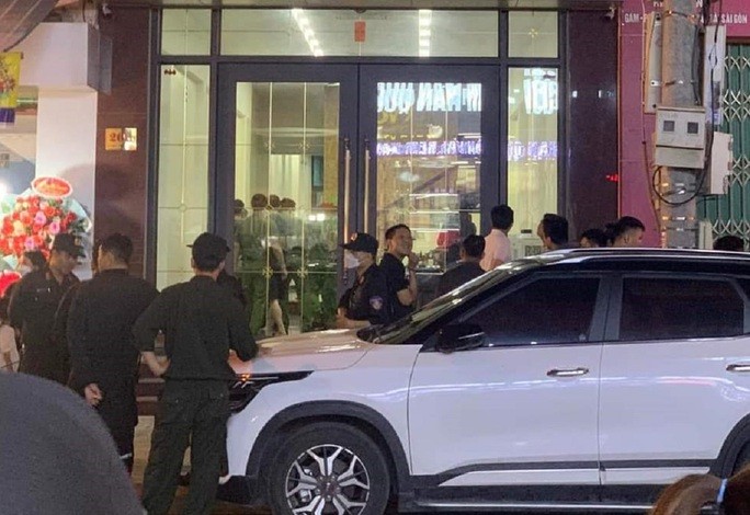 CLIP: Hàng chục cảnh sát khám xét nhà giang hồ cộm cán ở Thanh Hóa-1