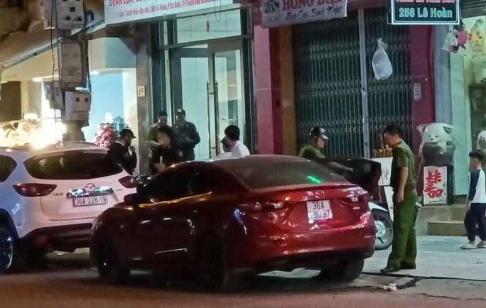 CLIP: Hàng chục cảnh sát khám xét nhà giang hồ cộm cán ở Thanh Hóa-3