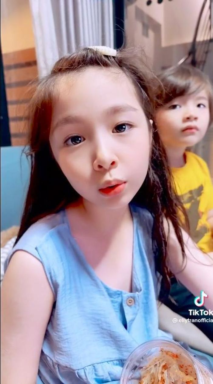 Con gái Elly Trần có phản ứng cực gắt giữa ồn ào của mẹ-4