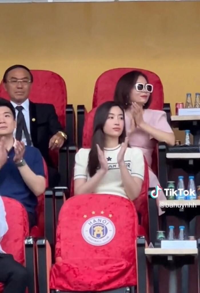 Hậu trăng mật, Đỗ Mỹ Linh cùng nhà chồng đi xem bóng đá, thái độ khác lạ của cặp đôi thu hút sự chú ý-1