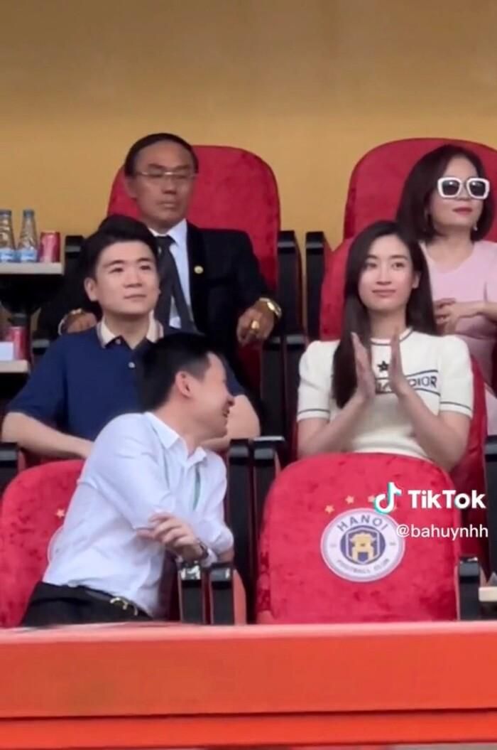 Hậu trăng mật, Đỗ Mỹ Linh cùng nhà chồng đi xem bóng đá, thái độ khác lạ của cặp đôi thu hút sự chú ý-2