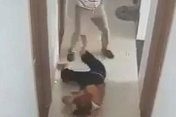 Chủ quán đồ nướng và 3 nhân viên bị khởi tố vì hành hung nam thanh niên-2