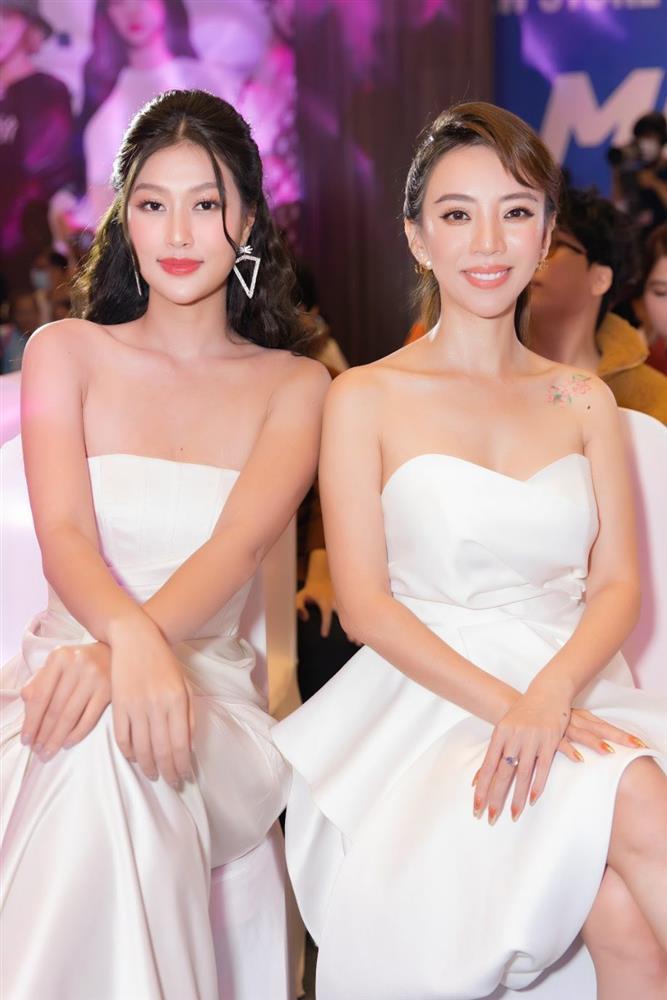 Thiên Ân mặc váy trễ nải để lộ vết rạn ngực qua cam thường-1