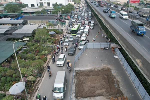 Cận Tết, nhiều tuyến đường của Thủ đô ùn tắc kéo dài-11