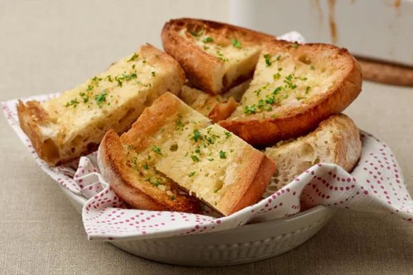 Rảnh rỗi làm bánh mì bơ tỏi thơm phức ăn cho vui miệng-1