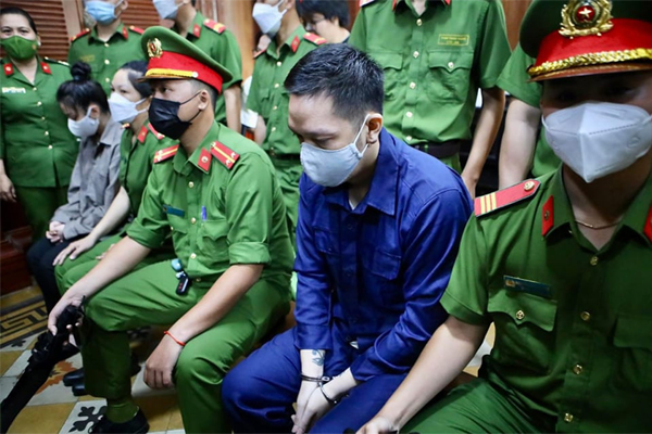 Vụ án bé gái 8 tuổi bị bạo hành tử vong ở TP HCM: Triệu tập 5 người làm chứng-2