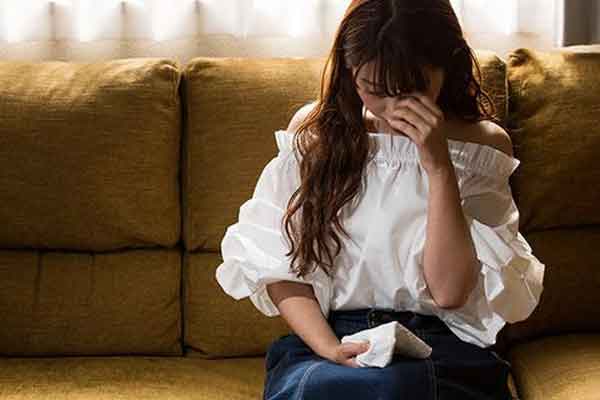 Thấy chồng hay thức khuya dùng điện thoại, vợ lén đặt camera trong nhà rồi bật khóc khi xem lại video-1