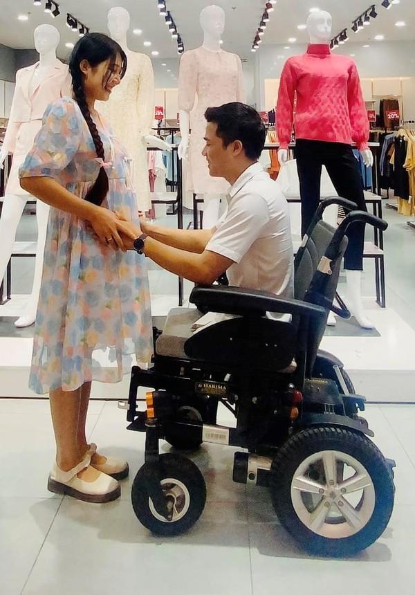 Vợ xinh đẹp mang bầu, chàng trai không chân cưng chiều hết mực-4