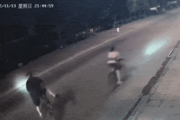 Đạp xe tập thể dục cùng vợ, người đàn ông bất ngờ bị ô tô tông bay giữa đường