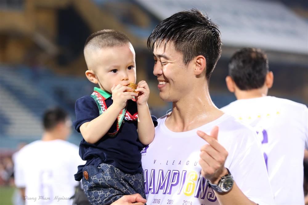 Đỗ Duy Mạnh khoe ảnh cả nhà, bất ngờ nhan sắc bà xã Quỳnh Anh-2