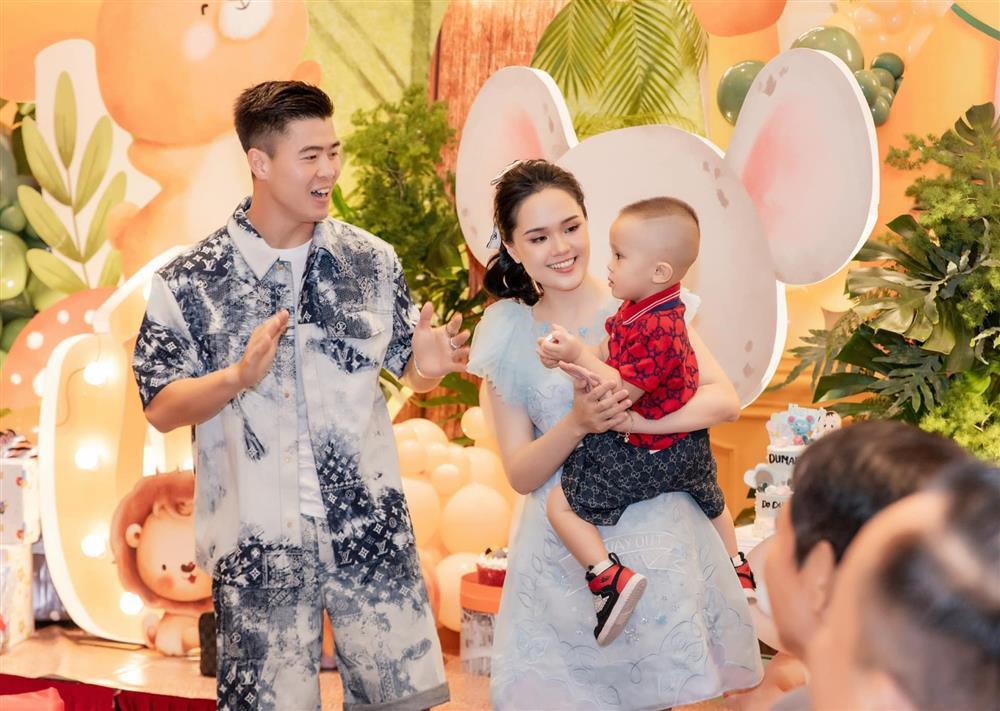 Đỗ Duy Mạnh khoe ảnh cả nhà, bất ngờ nhan sắc bà xã Quỳnh Anh-3