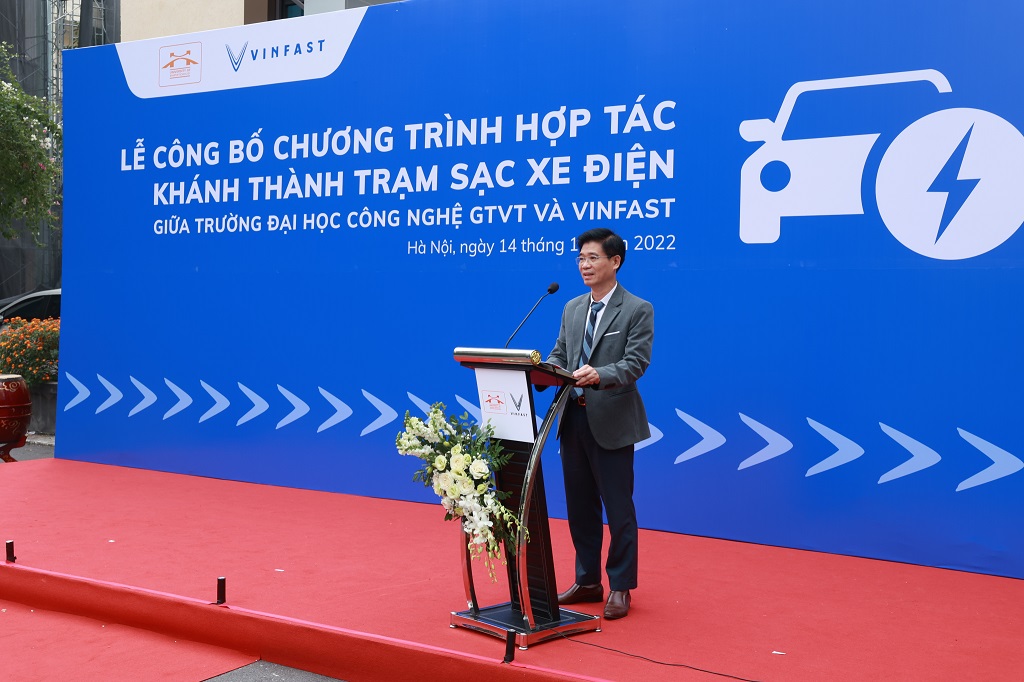 Trường đại học công lập đầu tiên tại Hà Nội lắp đặt trạm sạc ô tô điện-1