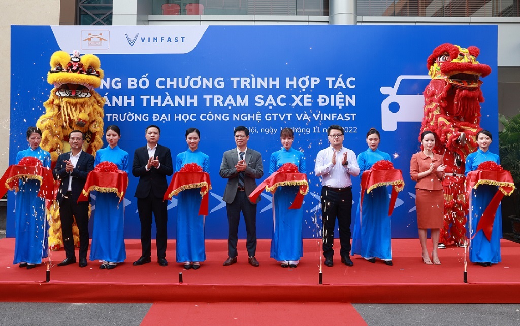 Trường đại học công lập đầu tiên tại Hà Nội lắp đặt trạm sạc ô tô điện-2