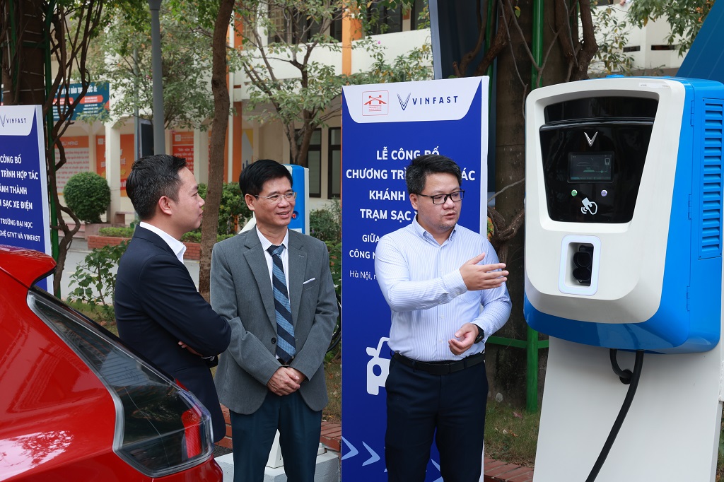 Trường đại học công lập đầu tiên tại Hà Nội lắp đặt trạm sạc ô tô điện-3
