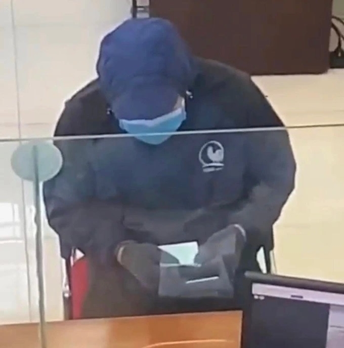 Đang truy bắt kẻ nghi cầm súng cướp ngân hàng VietinBank-1