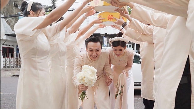 Hoa hậu Ngân Anh và chồng diện áo dài rạng rỡ, trao nụ hôn ngọt ngào trong lễ tân hôn-4