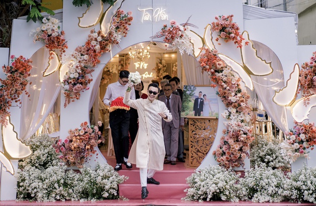 Hoa hậu Ngân Anh và chồng diện áo dài rạng rỡ, trao nụ hôn ngọt ngào trong lễ tân hôn-5