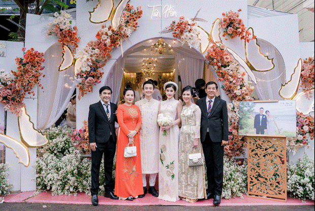 Hoa hậu Ngân Anh và chồng diện áo dài rạng rỡ, trao nụ hôn ngọt ngào trong lễ tân hôn-7