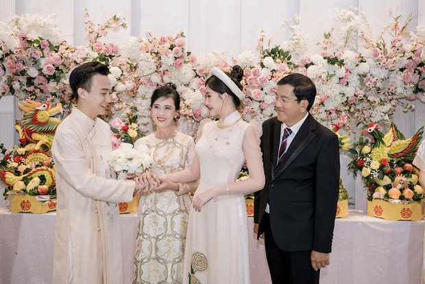 Hoa hậu Ngân Anh và chồng diện áo dài rạng rỡ, trao nụ hôn ngọt ngào trong lễ tân hôn-8