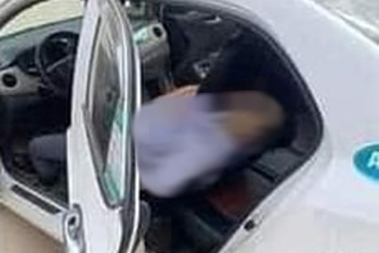 Ngồi trong xe chờ khách tham quan, tài xế taxi tử vong bất thường