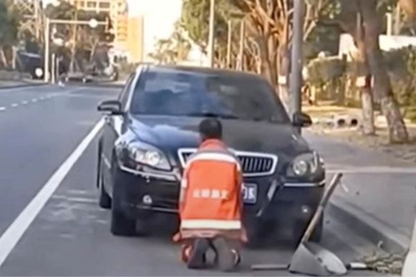 Nam lao công bị đe dọa, bắt quỳ gối vì làm bẩn xe sang ở Trung Quốc-1