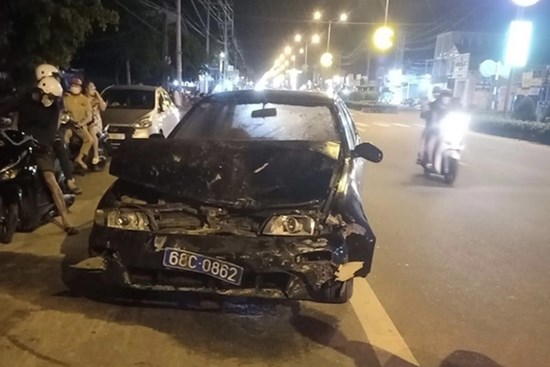 Xe biển xanh gây tai nạn liên hoàn, tông chết nữ sinh ở Phú Quốc rồi bỏ chạy