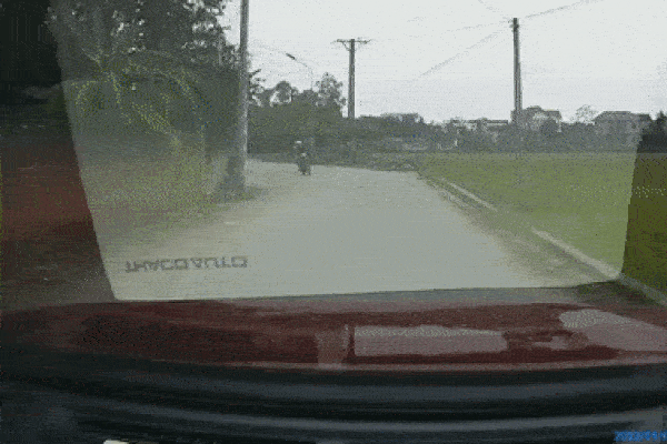 Vào cua nhanh như một cơn gió, hai nam thanh niên suýt mất mạng dưới gầm ô tô