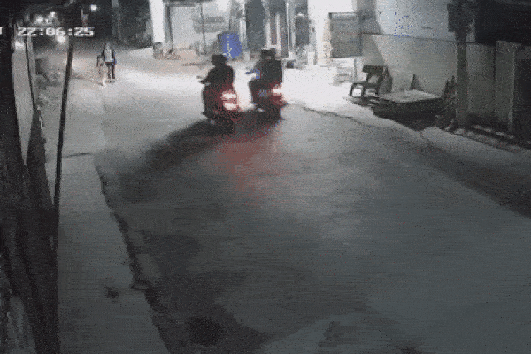 Dắt con nhỏ đi bộ, người phụ nữ bị xe máy đâm văng kinh hãi