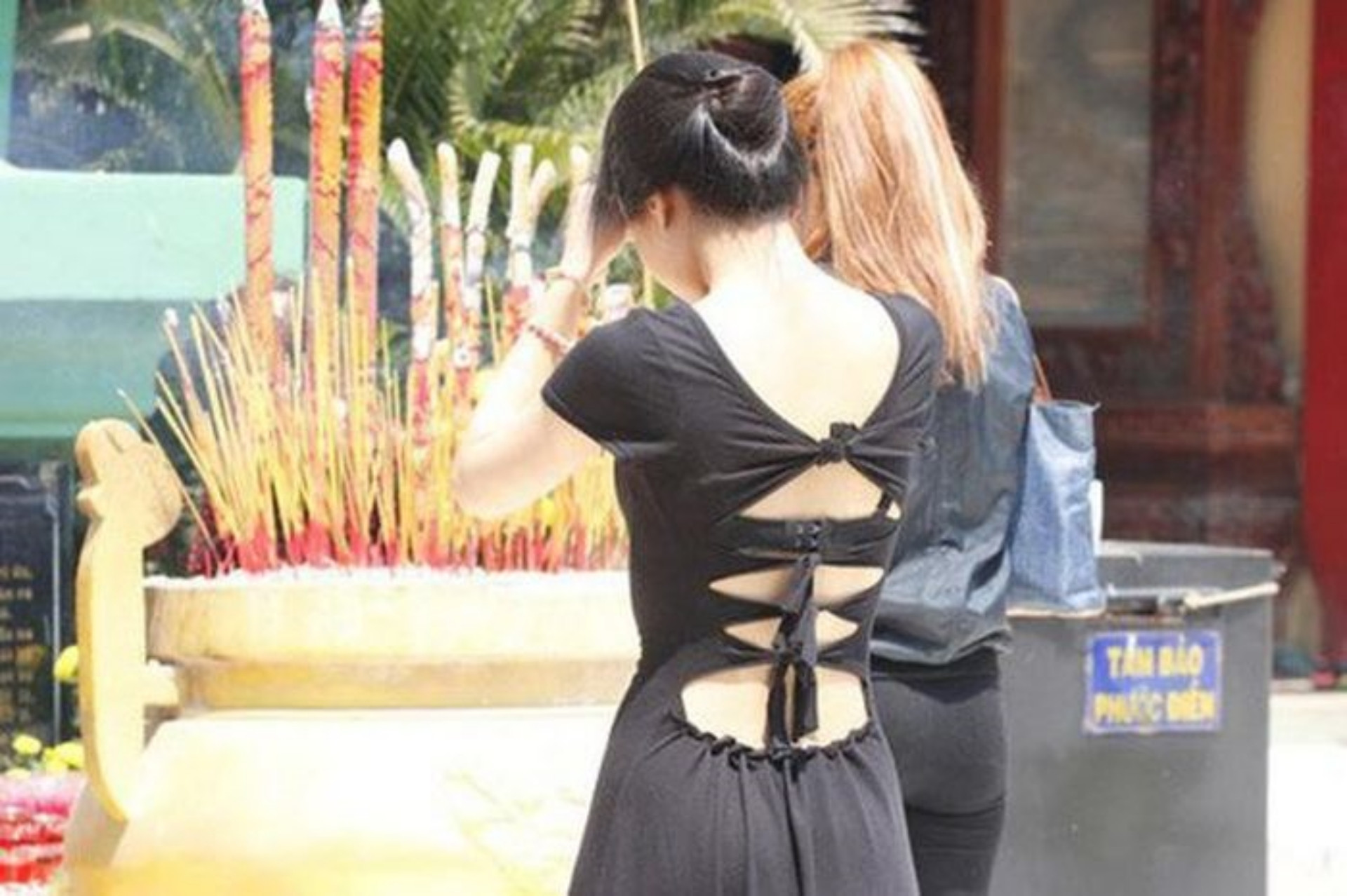 Mặc hở hang tới cửa chùa, cô gái bị chỉ trích-2