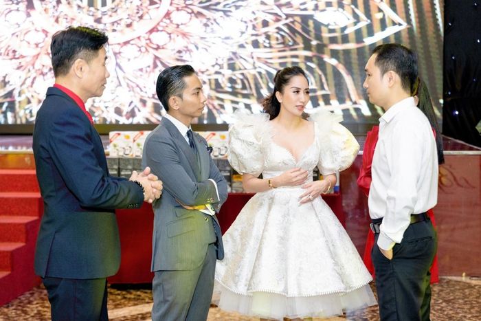 Chí Anh khoe thiệp cưới của Khánh Thi - Phan Hiển-1