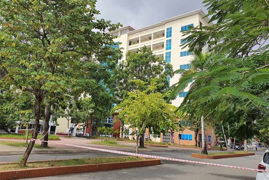 Một nam sinh viên rơi từ tầng 8 xuống đất tử vong