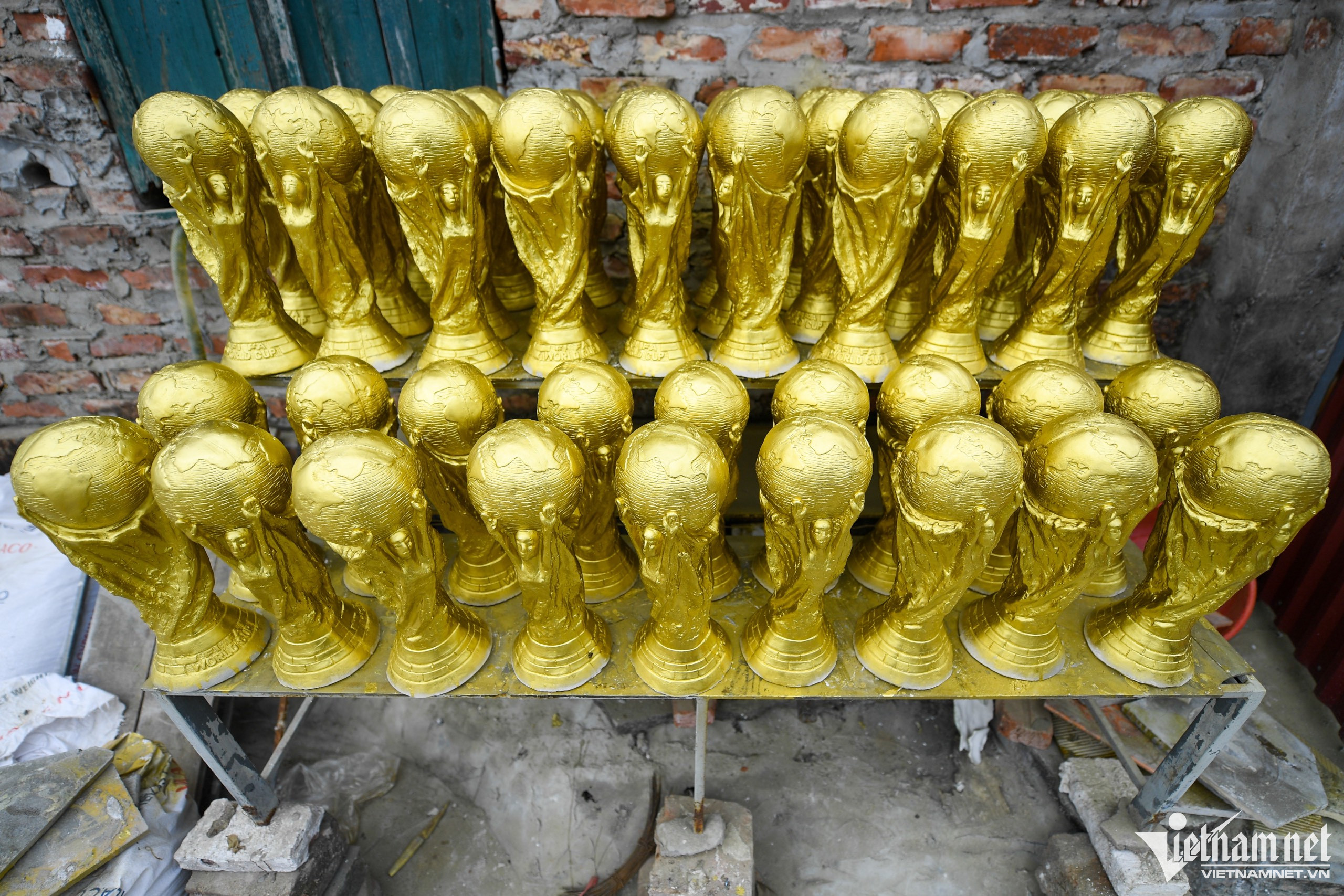 Cup vàng thế giới Qatar 2022 giá từ 70.000 đồng xuất hiện ở Hà Nội-4