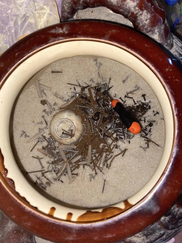 Nhìn vào lu gạo, mẹ trẻ bất lực mong nhà trường đừng cho con nghỉ học cuối tuần-1