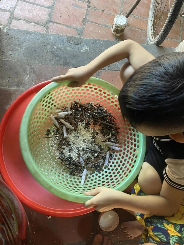 Nhìn vào lu gạo, mẹ trẻ bất lực mong nhà trường đừng cho con nghỉ học cuối tuần-3