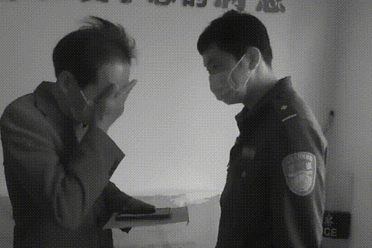 Chồng khóc nức nở khi mất điện thoại chứa ảnh người vợ đã mất-1