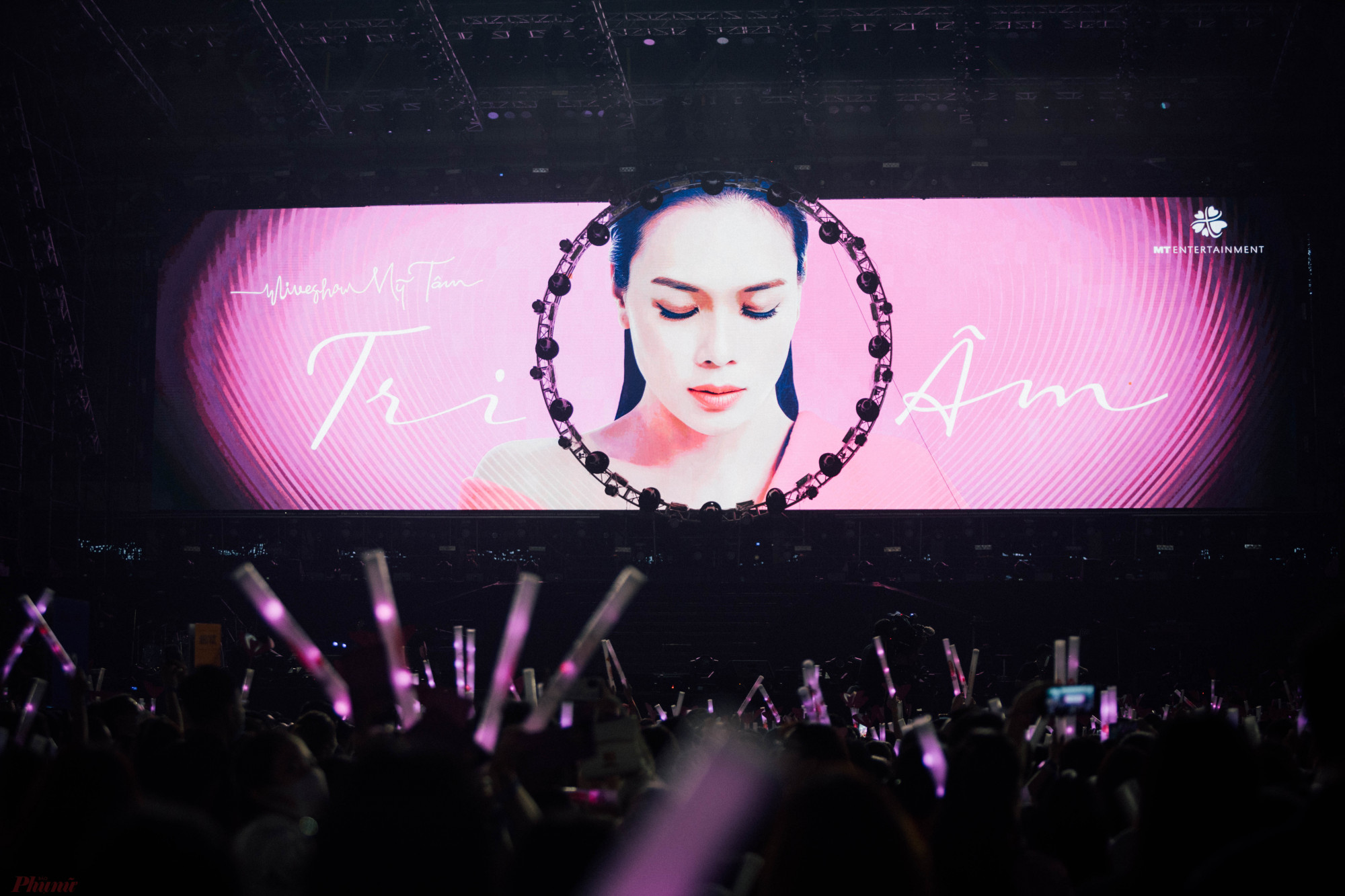 Những hình ảnh hiếm hoi về căn biệt thự sang chảnh của nữ ca sĩ vừa làm thổn thức 30.000 fan tại SVĐ Mỹ Đình-1