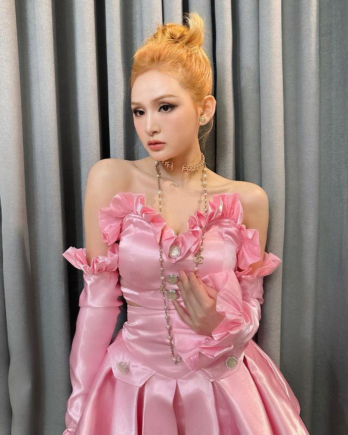 Hiền Hồ mặc váy cũ 1 năm trước, cách tạo dáng gây tranh cãi-1