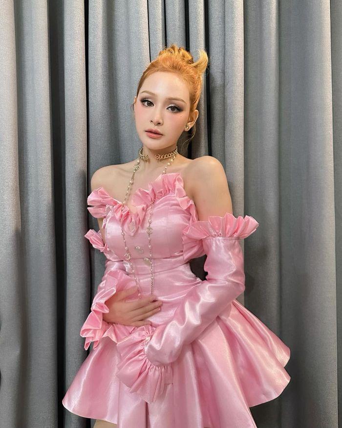 Hiền Hồ mặc váy cũ 1 năm trước, cách tạo dáng gây tranh cãi-2