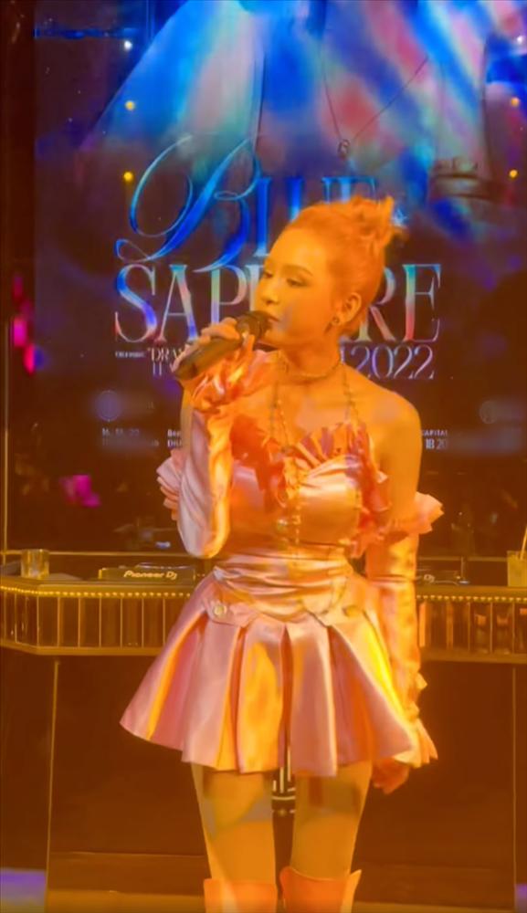 Hiền Hồ mặc váy cũ 1 năm trước, cách tạo dáng gây tranh cãi-4