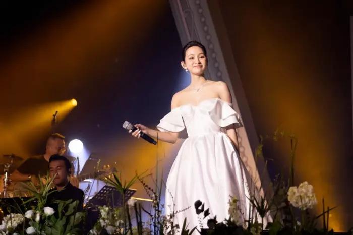 Hiền Hồ mặc váy cũ 1 năm trước, cách tạo dáng gây tranh cãi-13