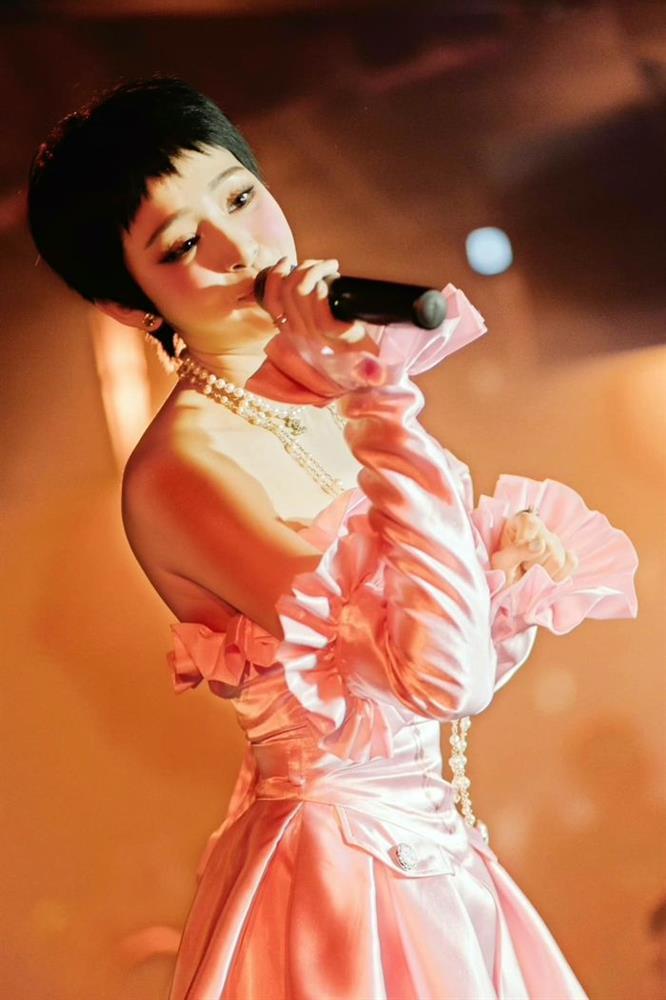 Hiền Hồ mặc váy cũ 1 năm trước, cách tạo dáng gây tranh cãi-5