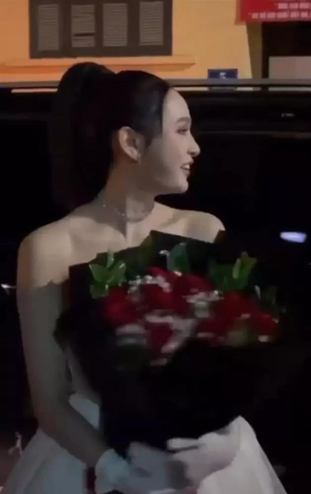 Hiền Hồ mặc váy cũ 1 năm trước, cách tạo dáng gây tranh cãi-6