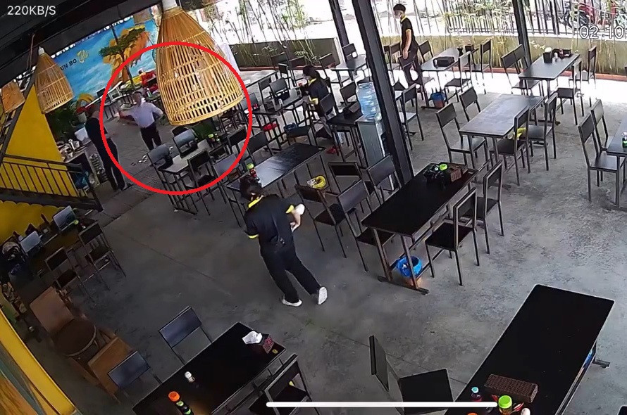 Cán bộ ném tiền lẻ trong quán bún bò ở Đà Nẵng bị kỷ luật-1