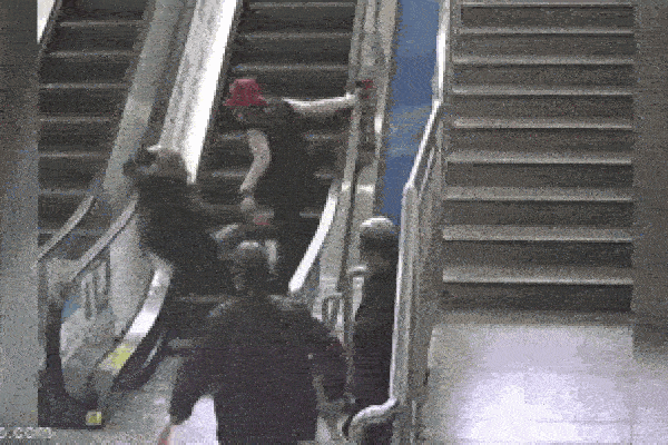 Clip: Người đàn ông phản ứng nhanh cứu bà cụ ngã cầu thang